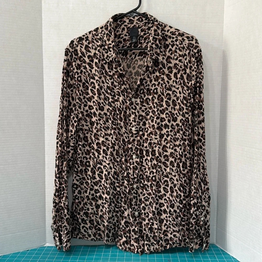 H&M Long Sleeve Leopard Print Button Down Shirt with Collar Size XL Fall Vibes